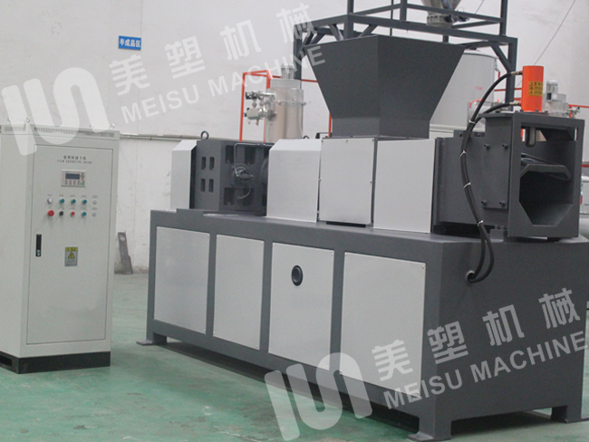 PE薄膜脫水機采用懸浮式避振結(jié)構(gòu)